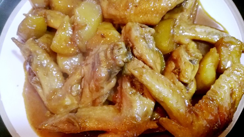 鸡全翅炖土豆,出锅装盘,实惠美味的家常菜。