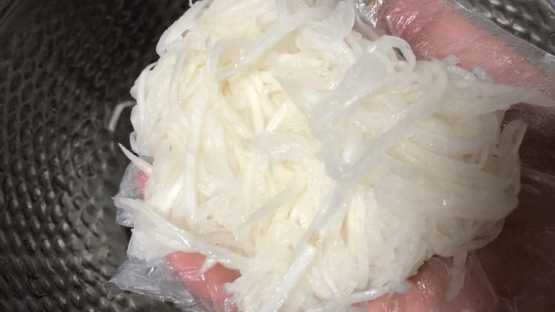香菜拌萝卜丝,大概腌制半小时杀水,挤去多余的水份。