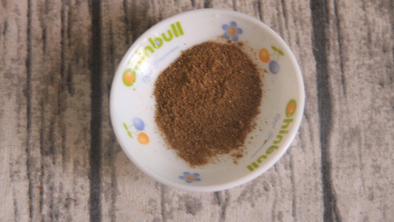 孜然干豆腐炒牛肉,先准备调料,首先放一勺<a style='color:red;display:inline-block;' href='/shicai/ 146542'>孜然粉</a>