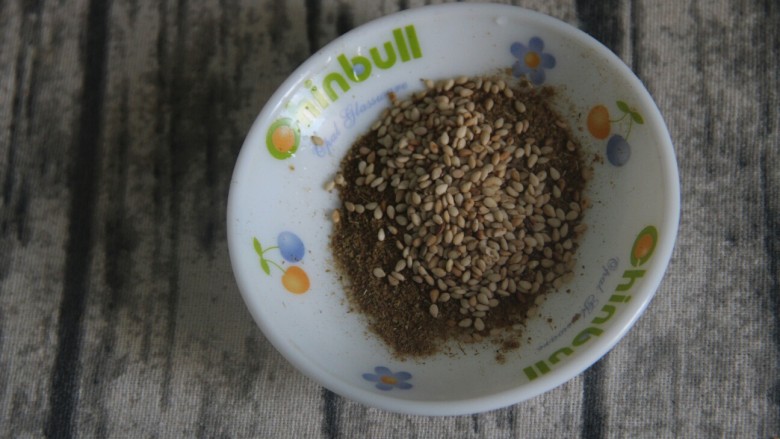 孜然干豆腐炒牛肉,在放一勺<a style='color:red;display:inline-block;' href='/shicai/ 678'>白芝麻</a>