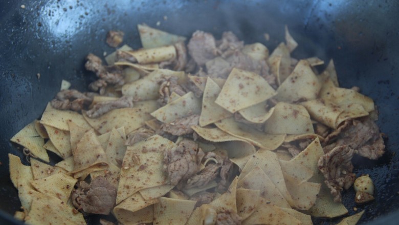 孜然干豆腐炒牛肉,炒匀