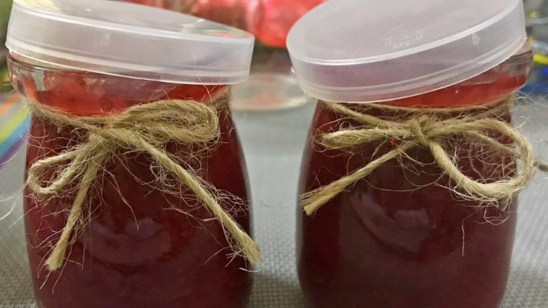 草莓酱就是这么简单,放入锅中,忘记拍照了,放水,糖。放去煮30分钟快收汁,然后用木铲边煮边搅拌,搅到成酱可以出锅。