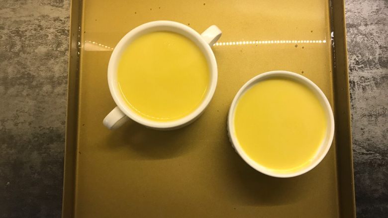 南瓜布丁,将布丁液放在烤盘上,烤箱预热160度,上下管烤40分钟