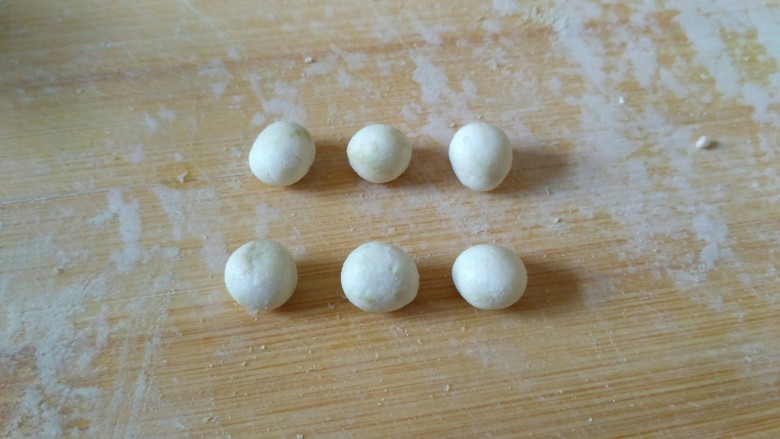 青蛙汤圆,下面来做青蛙的眼睛,取白色面团,搓成小圆团,比黄豆大点