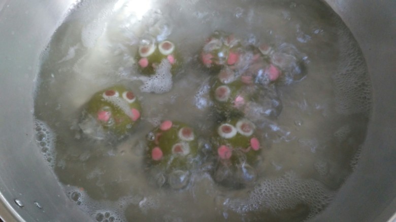 青蛙汤圆,水烧开,把汤圆放入,煮熟即可