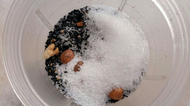 黑芝麻汤圆,把芝麻,核桃,榛子和白砂糖加入料理机打成泥。