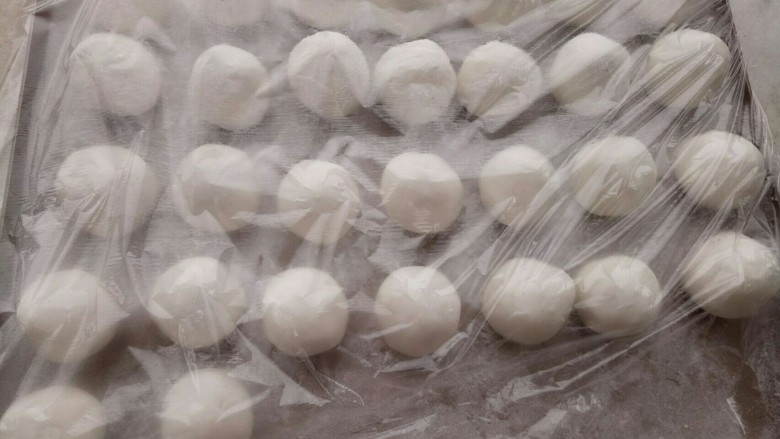 黑芝麻汤圆,烤盘盖保鲜膜,包好一个放入一个防止干裂。