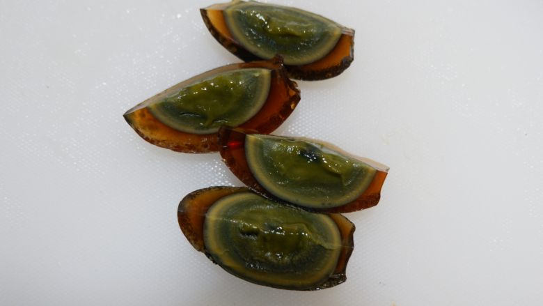 凉拌皮蛋,皮蛋去外壳.一切为4瓣