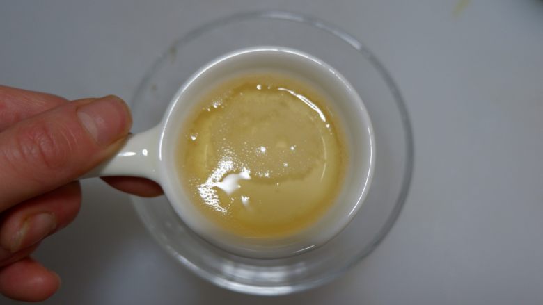 凉拌皮蛋,找一个小碗,加入<a style='color:red;display:inline-block;' href='/shicai/ 897'>啤酒</a>,