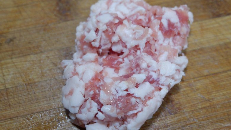 红白豆腐炖肉末,把<a style='color:red;display:inline-block;' href='/shicai/ 34494'>猪瘦肉</a>洗净,切成末;;