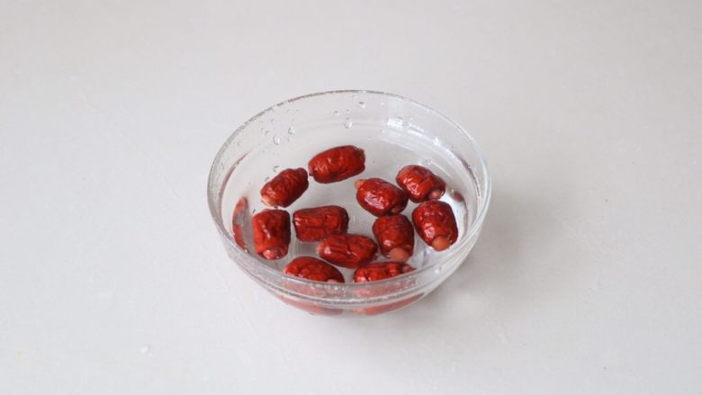 美容养颜瘦身汤羹,<a style='color:red;display:inline-block;' href='/shicai/ 2470'>红枣</a>泡发洗净;