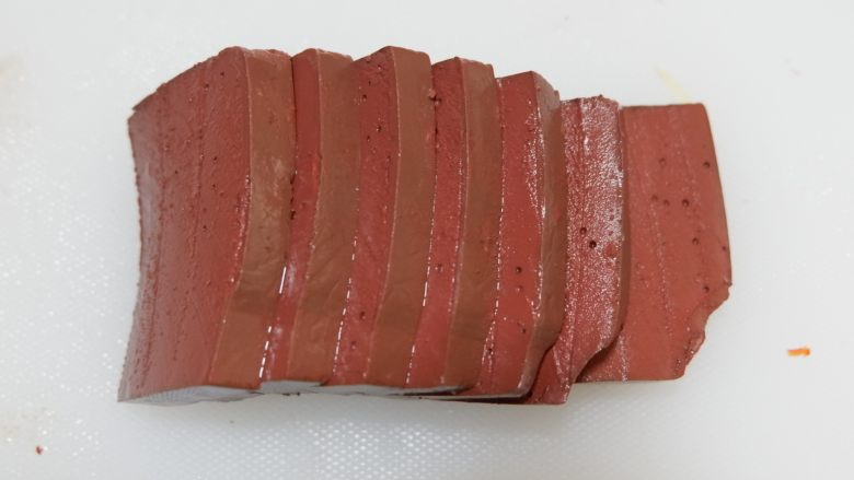 红白豆腐炖肉末,<a style='color:red;display:inline-block;' href='/shicai/ 408'>猪血</a>洗净切块,