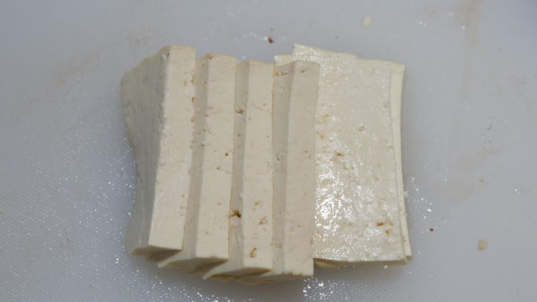 红白豆腐炖肉末,把<a style='color:red;display:inline-block;' href='/shicai/ 465'>豆腐</a>洗净切块,