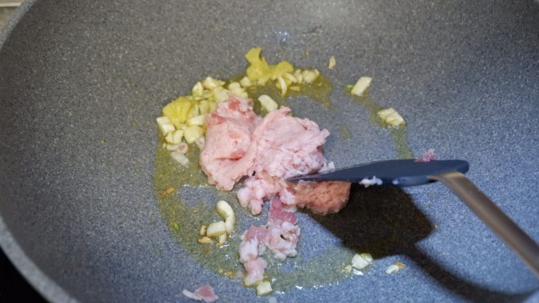 红白豆腐炖肉末,放入猪瘦肉末,