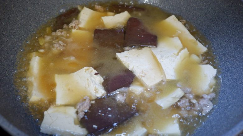 红白豆腐炖肉末,翻炒均匀,再次煮沸后,炖至收汁。