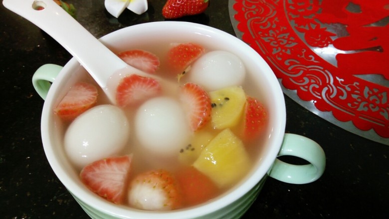 缤纷水果花生汤圆,装碗,色彩缤纷,特别好看