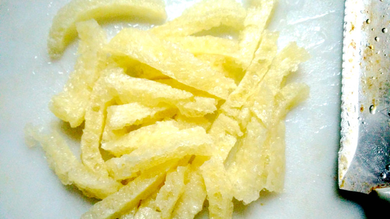 ~辣椒菌菇炒肉皮,准备<a style='color:red;display:inline-block;' href='/shicai/ 433'>肉皮</a>,浸泡至软,切条状。