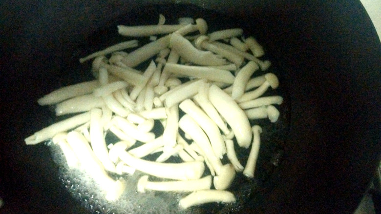 ~辣椒菌菇炒肉皮,锅中放水,待水沸腾,菌菇汆水。