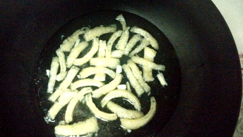 ~辣椒菌菇炒肉皮,肉皮汆水。