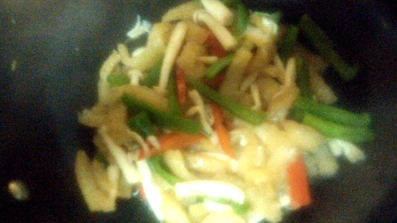 ~辣椒菌菇炒肉皮,再放海鲜菇，肉皮，翻炒。再放点水，放盐，<a style='color:red;display:inline-block;' href='/shicai/ 135324'>生抽酱油</a>，<a style='color:red;display:inline-block;' href='/shicai/ 10588'>糖</a>，<a style='color:red;display:inline-block;' href='/shicai/ 756'>鸡精</a>。