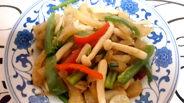 ~辣椒菌菇炒肉皮,翻炒数下,出锅。~☺