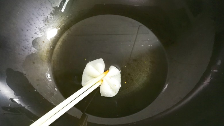 乡味+百花丛中金蝶飞,用筷子从大糕两边夹住,像蝴蝶形状就可以