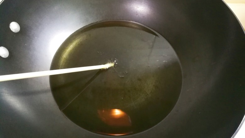 乡味+百花丛中金蝶飞,先放一根筷子到油锅,看到筷子周围冒泡就行了,调小火