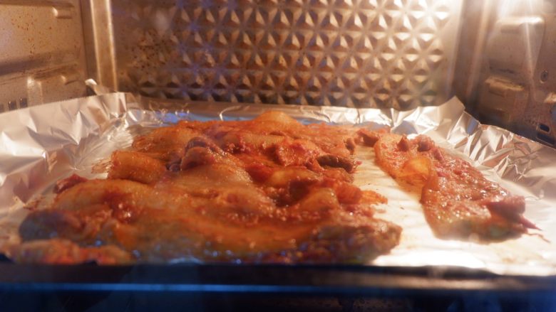 韩味五花肉(烤箱版),烤7.8分钟的时候,观察一下边缘微微翘起。将五花肉取出。