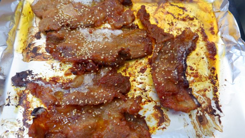 韩味五花肉(烤箱版),在放入烤箱烤制7.8分钟即可。总共15分钟左右。