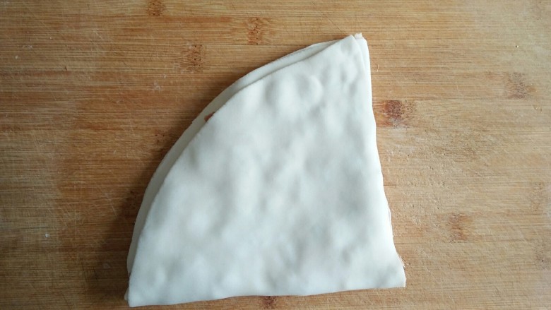 京东肉饼,直至完全折叠成一个扇形。(边缘可压实,可不压,根据个人爱好)