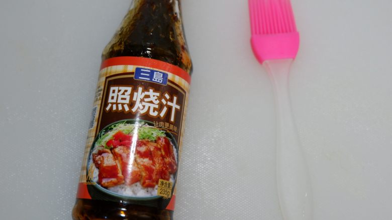照烧酱汁烤南瓜,准备照烧酱汁和小刷子。