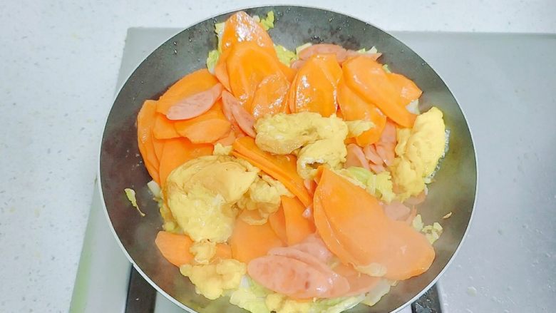 无调料&五香拌面,菜叶子断生后,把胡萝卜,火腿肠,鸡蛋,全部倒进去,一起翻炒。试下味道,淡了就加一点盐。四种食材,只有炒胡萝卜时放了盐。