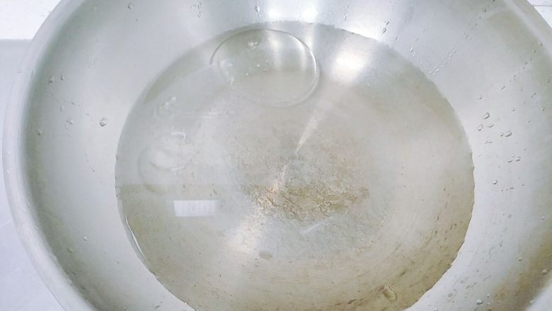 无调料&五香拌面,锅里加水加油烧开。水一次性多加点,后面最好不要再加水,实在要加,加温热水,不要加冷水。