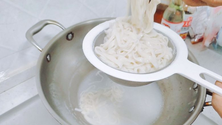 无调料&五香拌面,试下味道,咸淡合适,面条软硬符合自己的口味的话,就可以捞出了。记得用漏勺!或者筷子慢慢夹。现在天还比较冷,沥水后直接装盘。如果是夏天,可以过遍凉水。