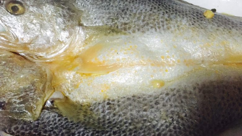 双椒蒸黄鱼,黄花鱼放入盘中鱼下面放入葱段、姜丝、花椒、少许色拉油,蒸锅内放满水大火烧开后放入黄花鱼先蒸八分钟后上面铺满作料再蒸2一5分钟