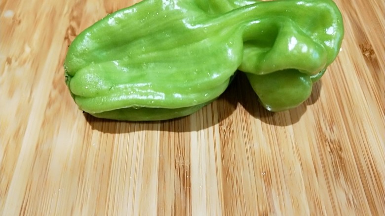 爆炒猪肝,新鲜皱皮椒,嫩,微辣,比其他的辣椒都好吃。