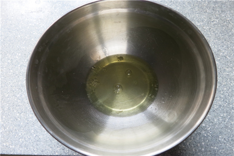 酸奶溶豆,蛋清放入无油无水的容器内,挤入几滴柠檬汁或者用几滴白醋代替也行(增加蛋白的稳定性)