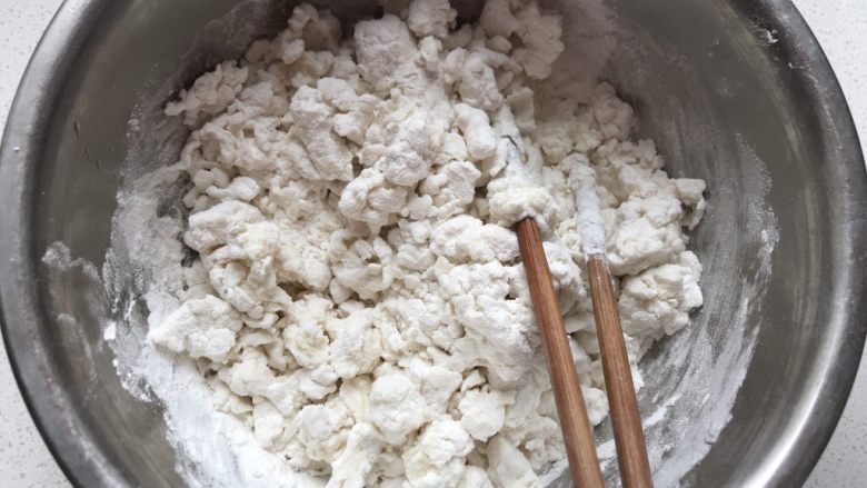 花生汤圆,用开水烫糯米面,一边烫一边搅拌,搅拌成絮状,再加入一些凉水,感觉面团柔软不硬就可以不用加凉水了,揉成一个面团。