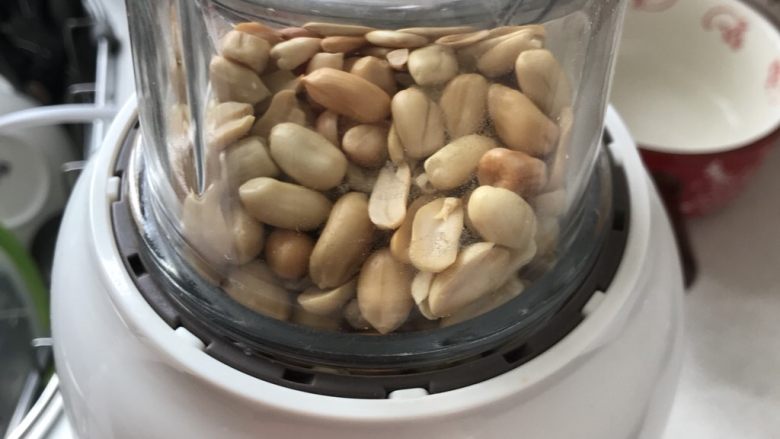 花生汤圆,把花生米放入粉碎机粉碎,不用磨的太粉。