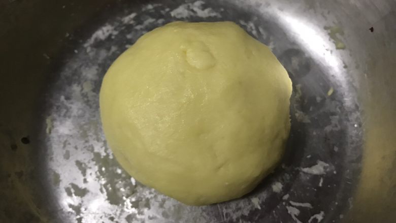 蛋奶香蕉派,倒入40克蛋液混合均匀,揉成光滑的面团