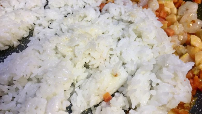 #春食春天的颜色#凤梨虾仁五彩饭,小火，再放入<a style='color:red;display:inline-block;' href='/shicai/ 507'>米饭</a>一起炒，别心急慢慢炒散炒热