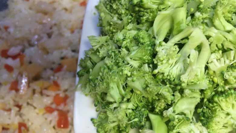 #春食春天的颜色#凤梨虾仁五彩饭,再放入西兰花一起翻炒
