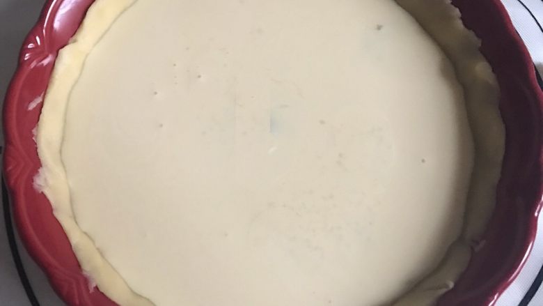 蛋奶香蕉派,倒入蛋奶液,轻震几下,将气泡震出