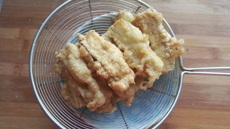 肉松酥茄条,炸至金黄色后捞起控干油