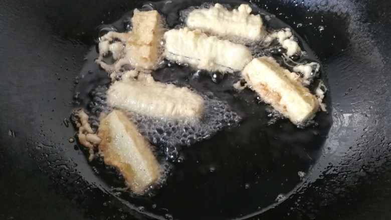 肉松酥茄条,锅中入适量油烧至六七成热,下入挂浆的茄条开始炸