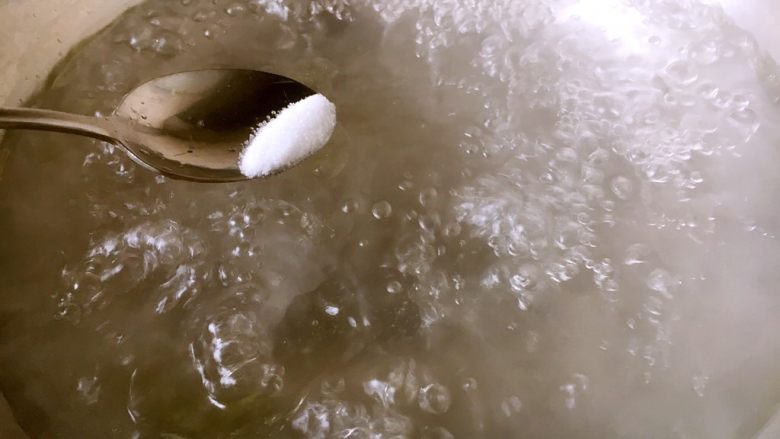 蒜泥豆角,锅里放适量的水,水开后放入两滴油和少许的盐。