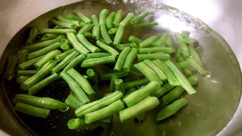 蒜泥豆角,放入豆角焯水,焯水时间不小于10分钟。