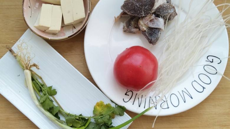 超满足、超大块的牛肉粉丝汤――满满的一碗,温暖你的胃!,先准备食材,西红柿一个、粉丝一把、熟牛肉三块、豆腐几块、小葱香菜各一根。