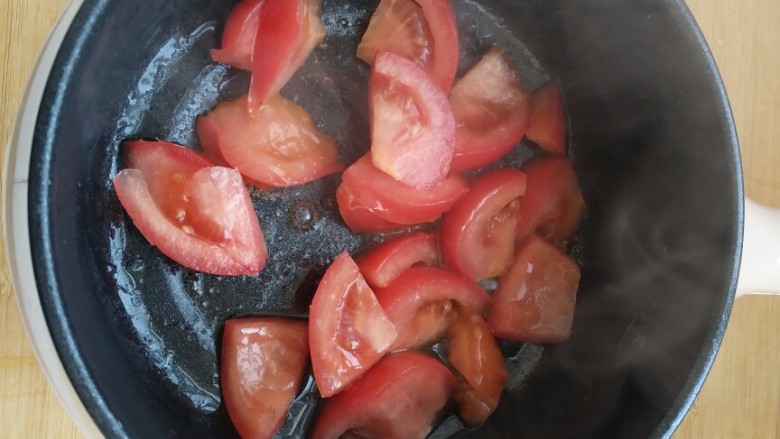 超满足、超大块的牛肉粉丝汤――满满的一碗,温暖你的胃!,放入西红柿爆炒,因为想让牛肉汤的色泽更鲜艳一点,所以需要炒到西红柿出汁。