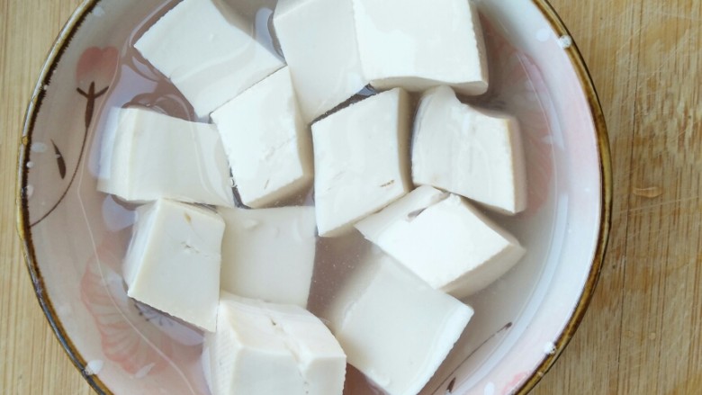 超满足、超大块的牛肉粉丝汤――满满的一碗,温暖你的胃!,将豆腐切成1.5厘米左右的方形小块。